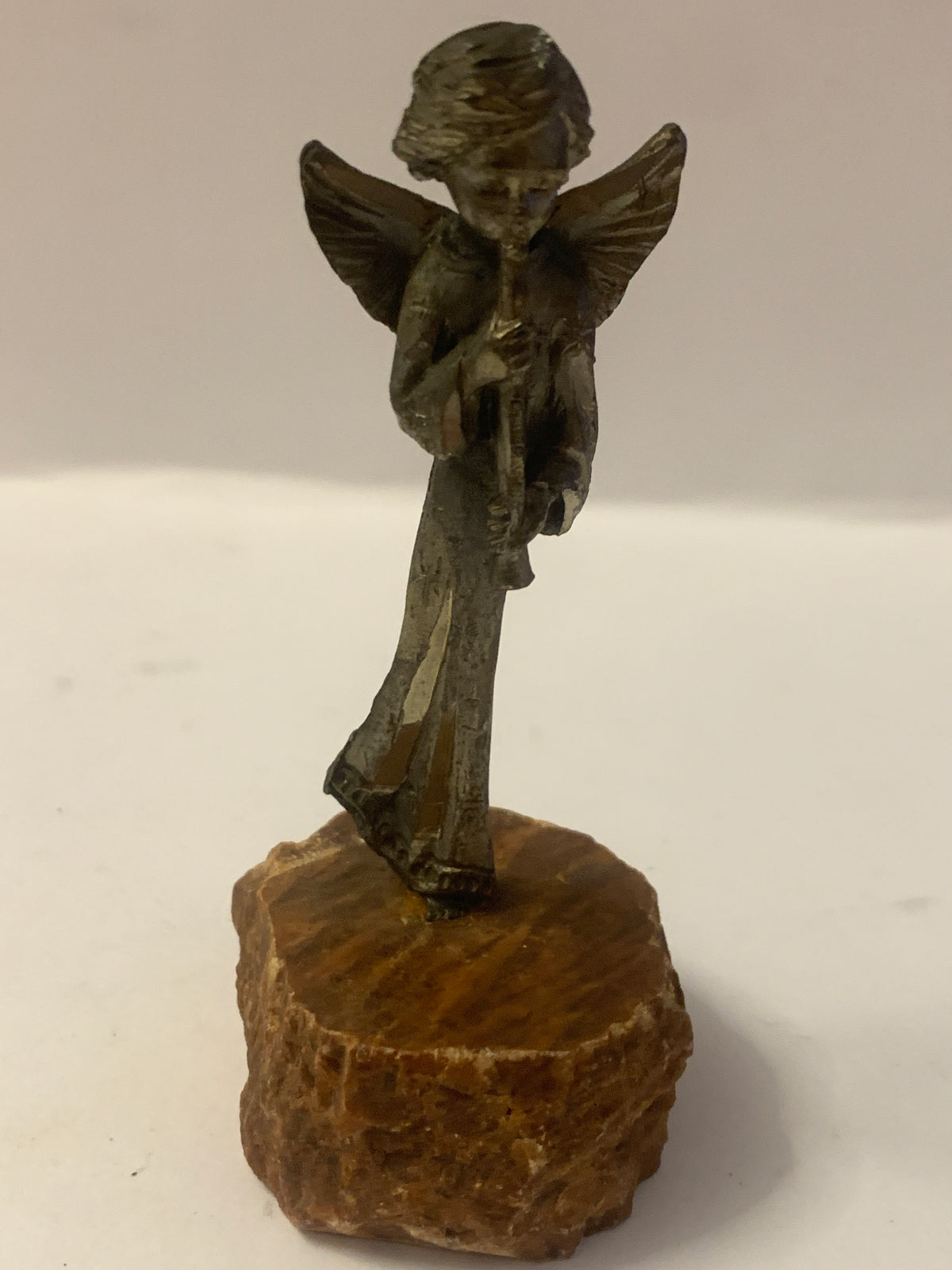 Statuetta in Metallo di Angelo Musico su Base di Geode Naturale