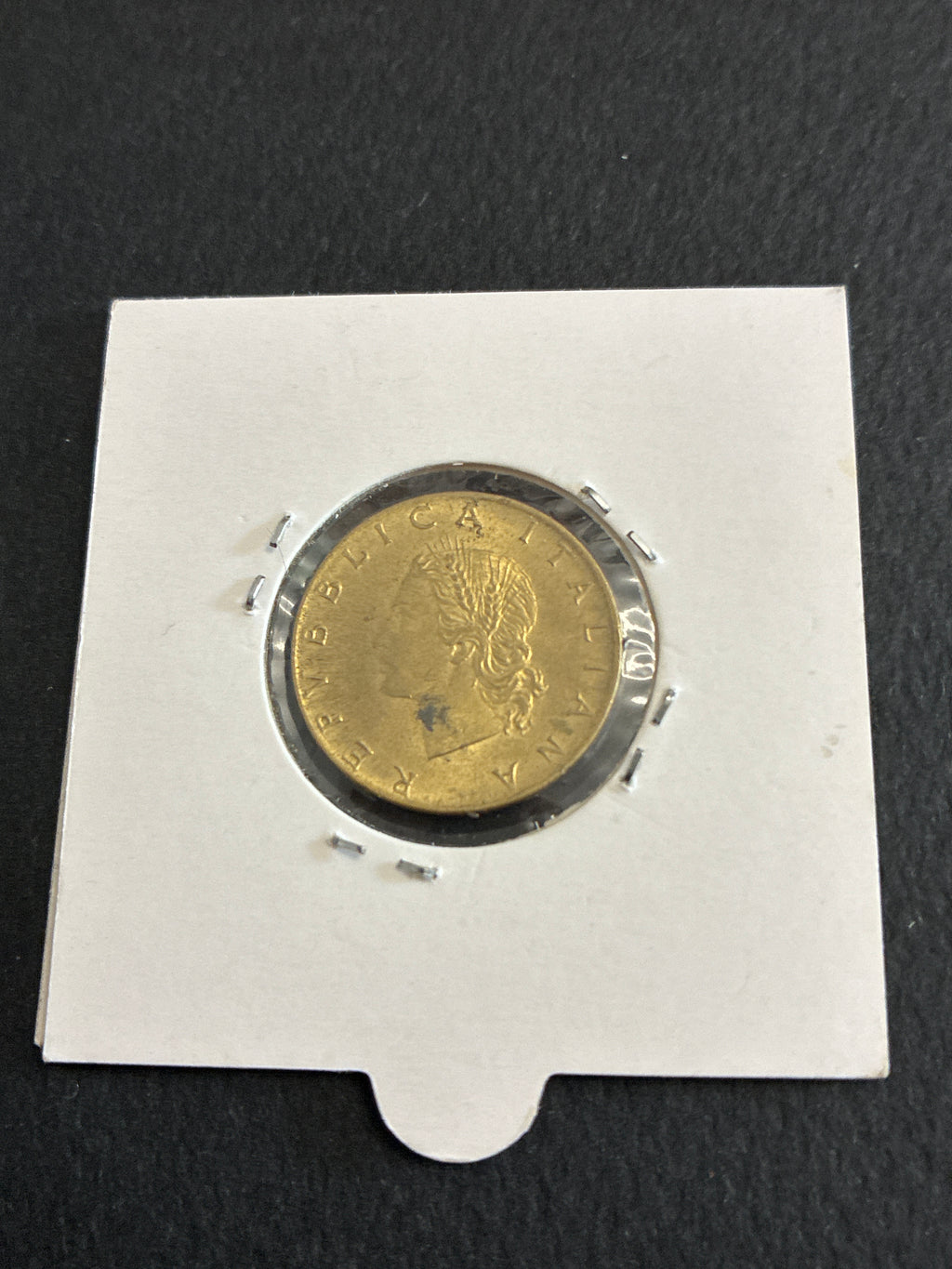 Moneta 20 Lire 1981 con errore di conio (1/2 luna sotto il collo) in oblò collezionistico.
