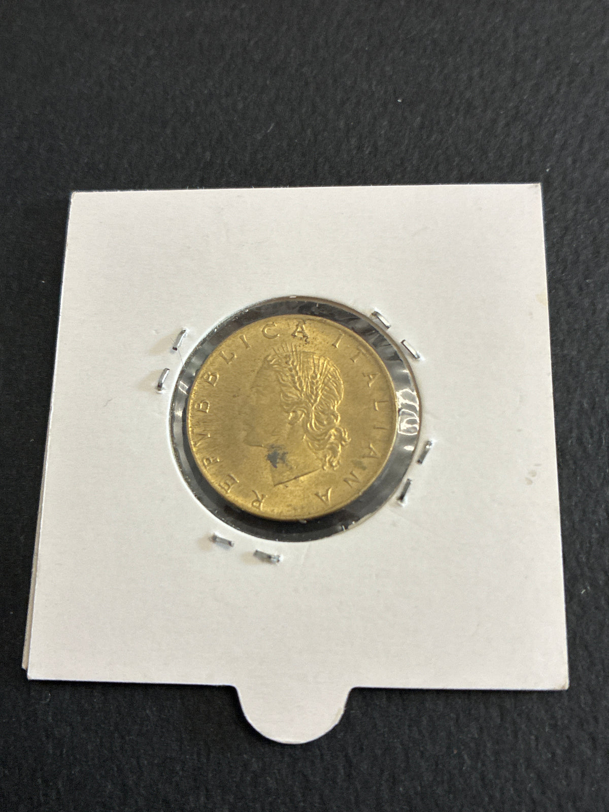 Moneta 20 Lire 1981 con errore di conio (1/2 luna sotto il collo) in oblò collezionistico.
