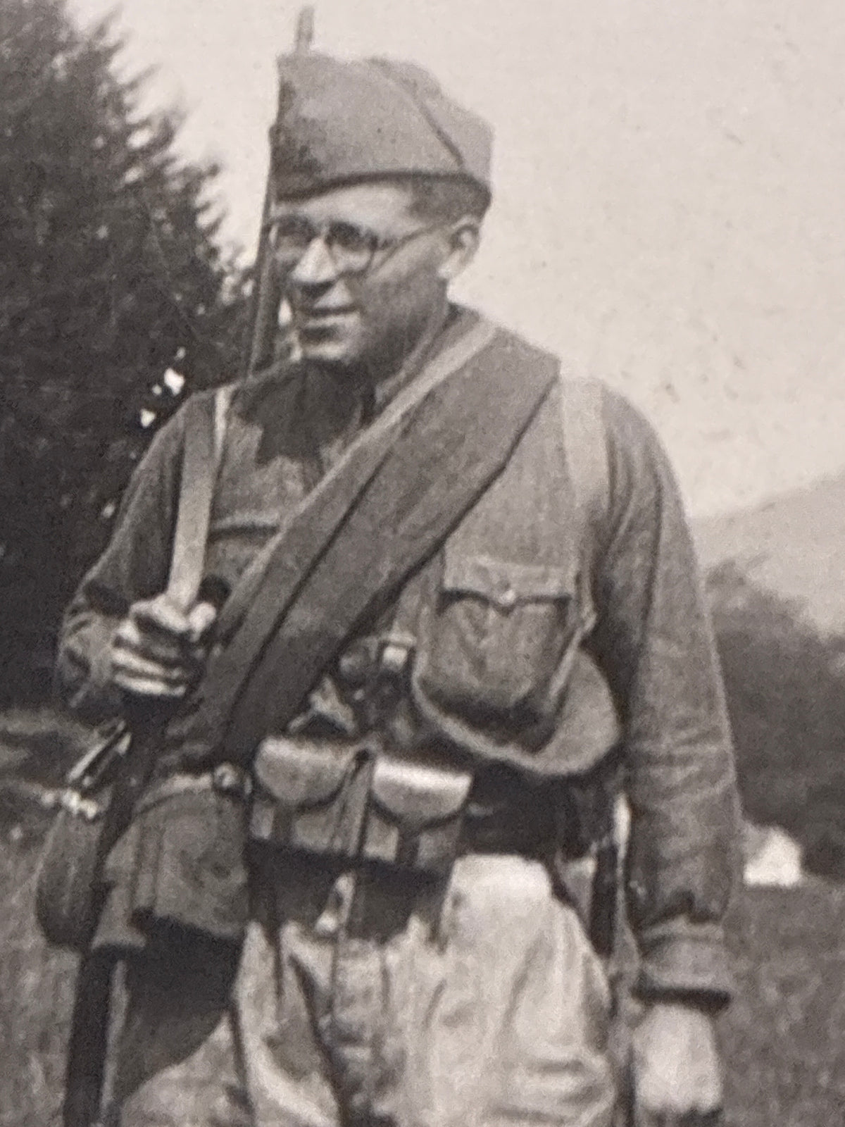 Coppia di fanti del Regio Esercito Italiano in pieno assetto di guerra d'ordinanza