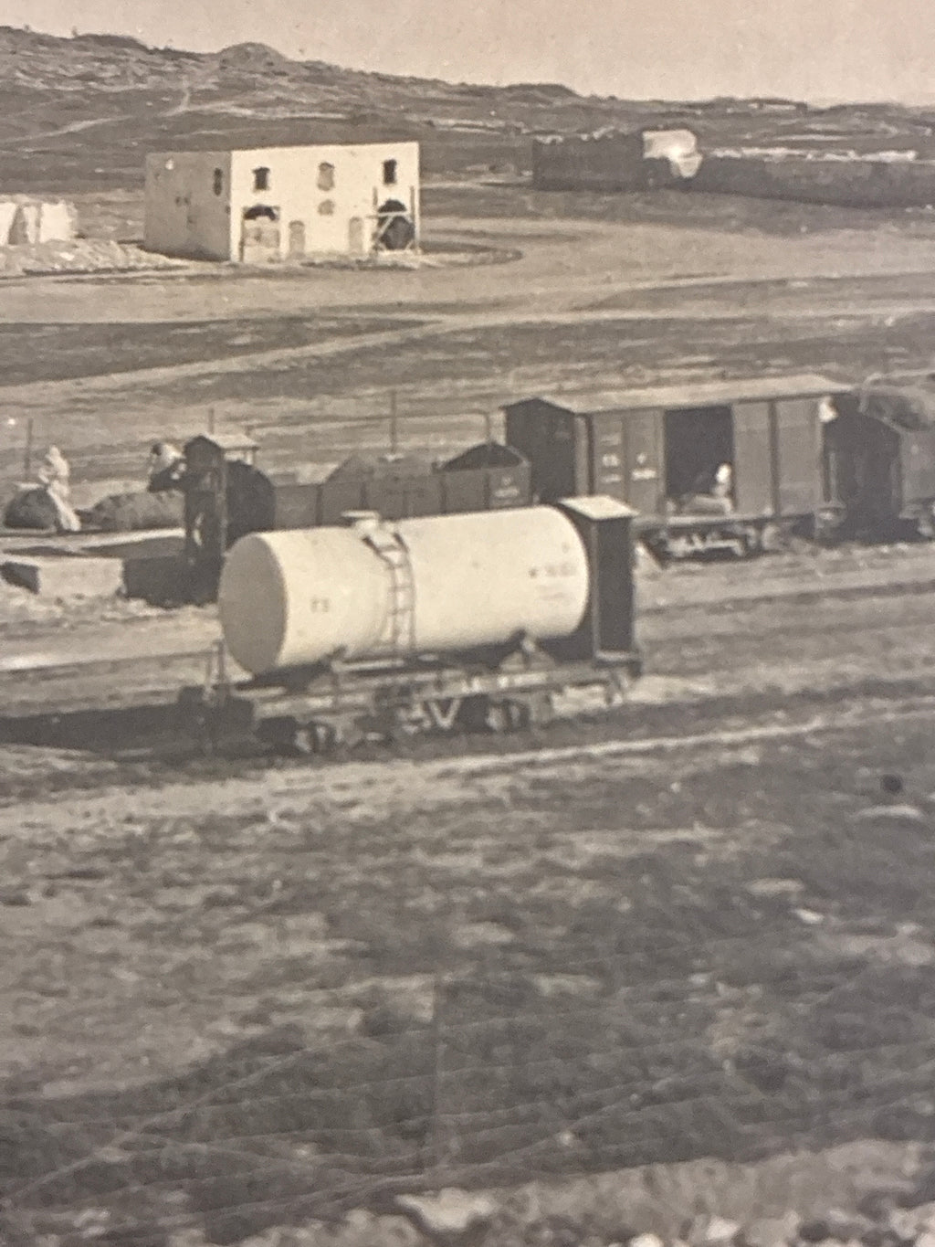 Cartolina postale italiana d'epoca coloniale con veduta dello scalo ferroviario e dei vagoni cisterna della ferrovia di Azizia in Libia