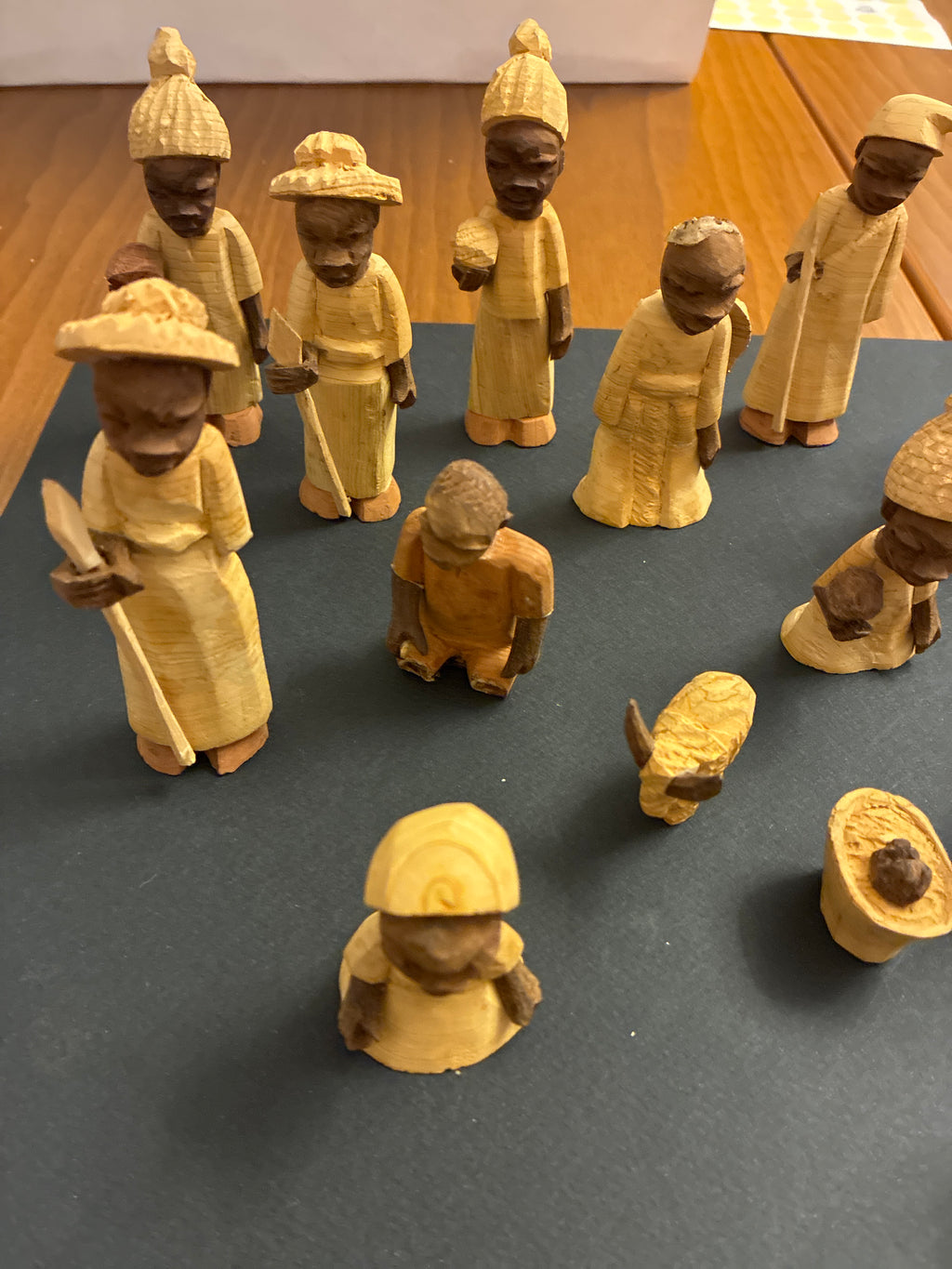 Presepe etnico africano ( lotto) in legno di balsa e fibre naturali intagliato e dipinto a mano
