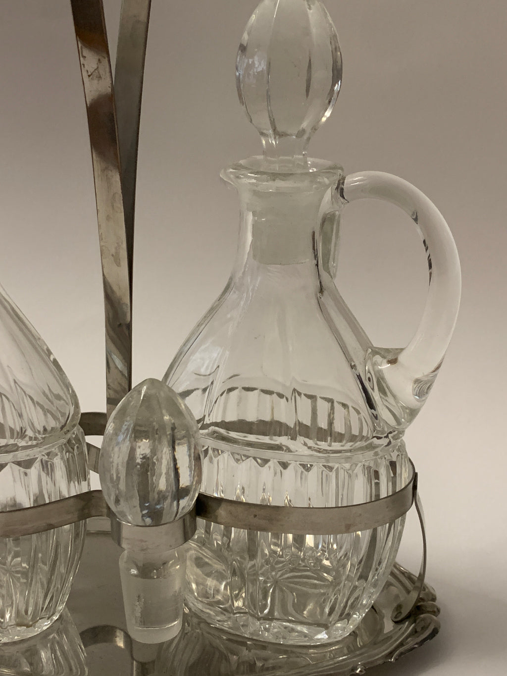 Set Oliera e Acetiera Vintage in Vetro Molato con Supporto in Metallo