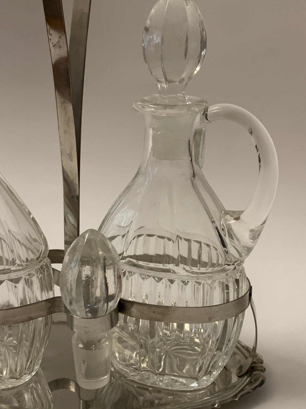 Set Oliera e Acetiera Vintage in Vetro Molato con Supporto in Metallo