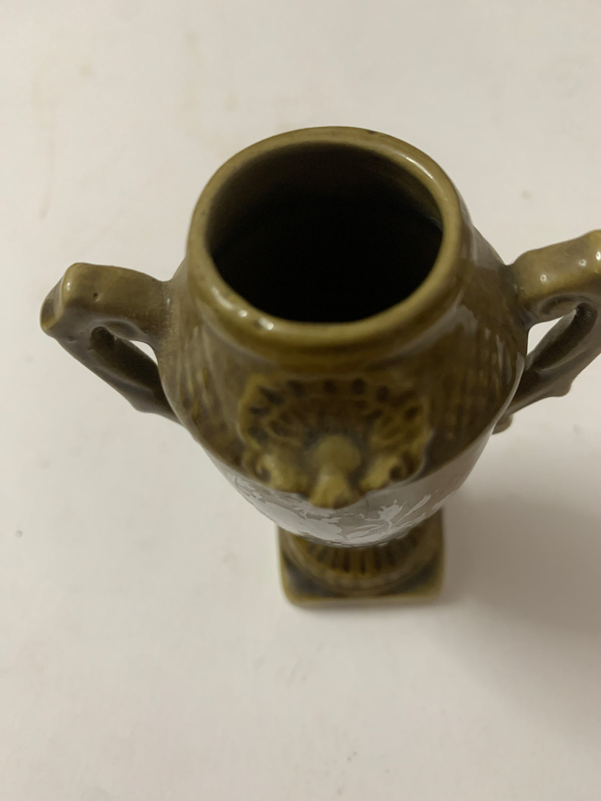 Mini Anfora Vintage in Ceramica Verde Oliva con Decorazioni Floreali e Manici