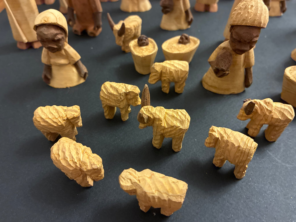 Presepe etnico africano ( lotto) in legno di balsa e fibre naturali intagliato e dipinto a mano