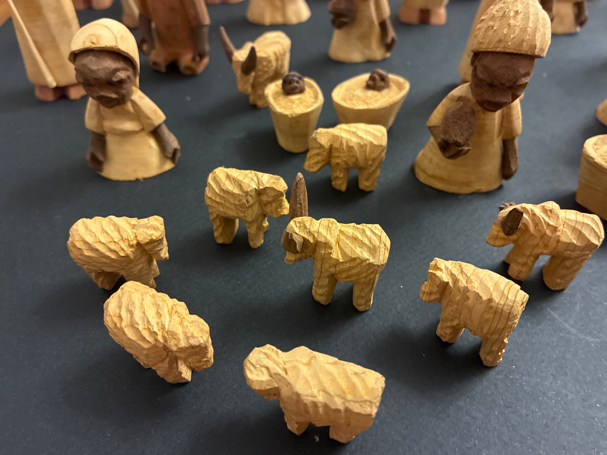 Presepe etnico africano ( lotto) in legno di balsa e fibre naturali intagliato e dipinto a mano