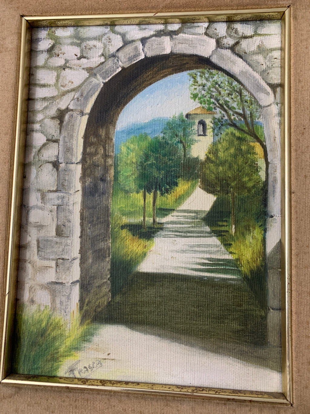 Dipinto a olio su tela "Scorcio paesaggistico attraverso arco in pietra" - Firmato "Frasca" (con cornice dorata)