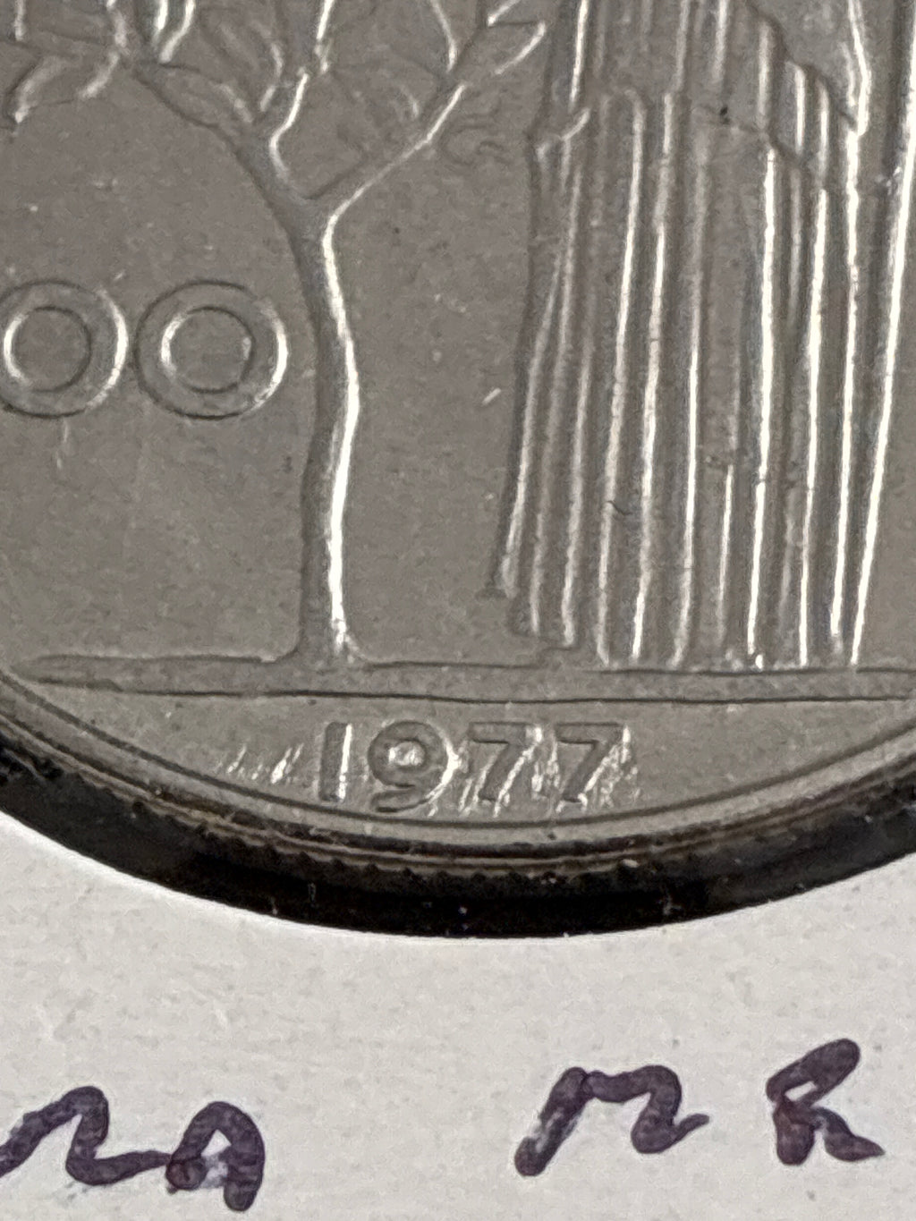 100 Lire 1977 Repubblica Italiana Minerva variante con errore di conio per esubero o mancanza di metallo tra i numeri della data