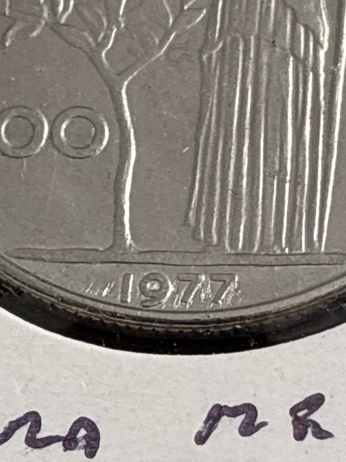 100 Lire 1977 Repubblica Italiana Minerva variante con errore di conio per esubero o mancanza di metallo tra i numeri della data