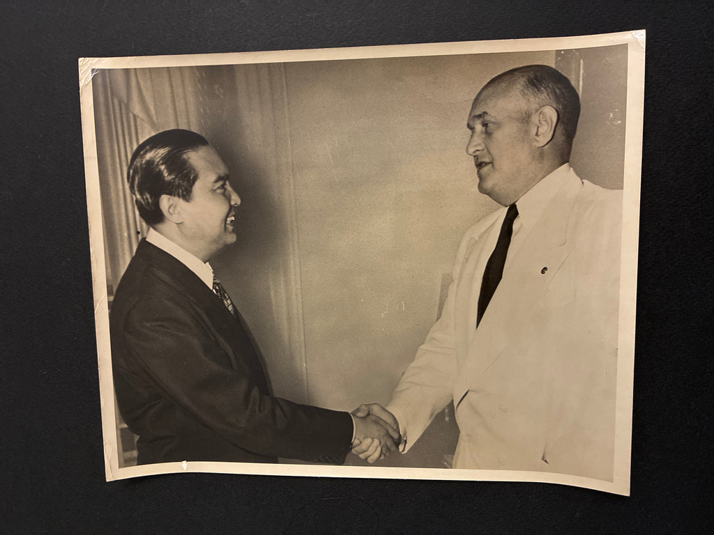 Foto d'epoca originale Guerra di Corea 1950 Segretario Difesa USA Louis Johnson e Principe Wan Waithayakon Thailandia cm 20x25