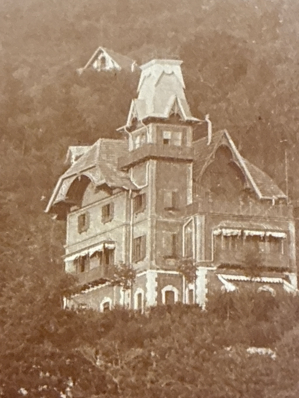 CARTOLINA EPOCA PRIMI 900 VEDUTA MONTAGNA CON CHIESA E CHALET VALLE D'AOSTA
