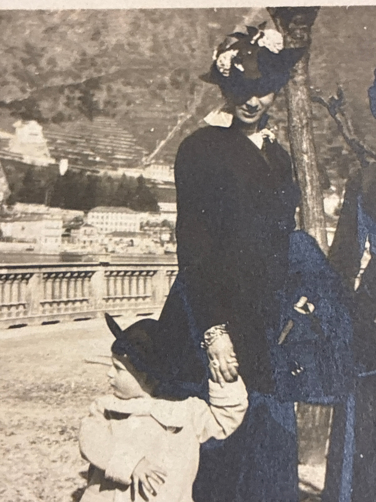 Ritratto di famiglia borghese con bambinaia sul lungolago durante la Prima Guerra Mondialeo