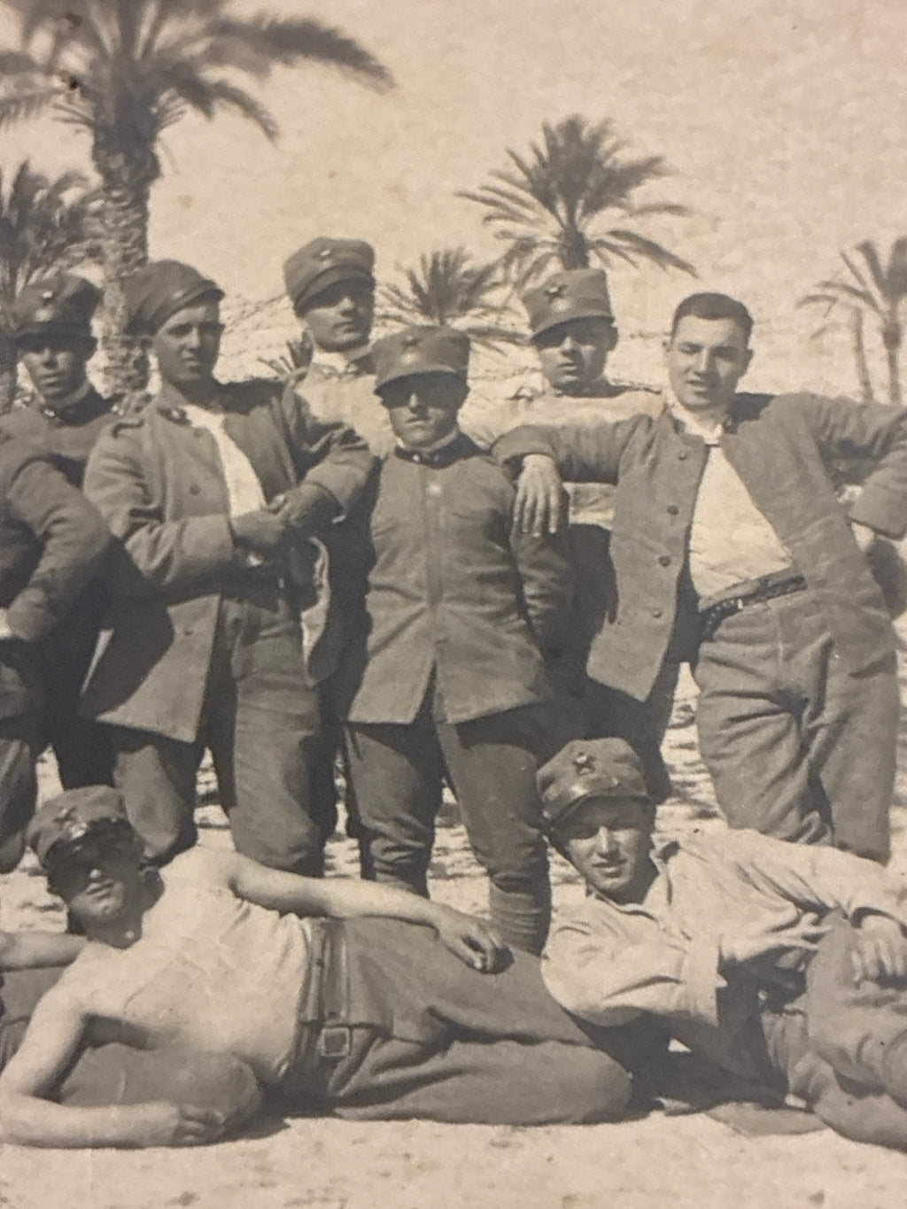 Foto ricordo di soldati del Regio Esercito nell'oasi libica