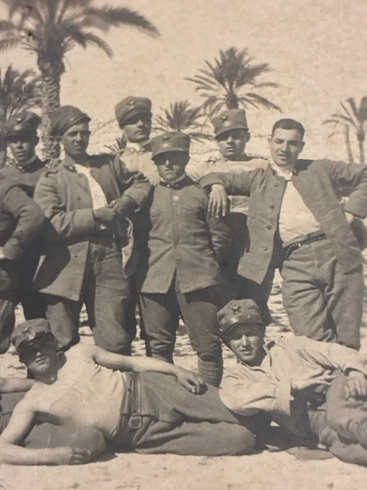 Foto ricordo di soldati del Regio Esercito nell'oasi libica