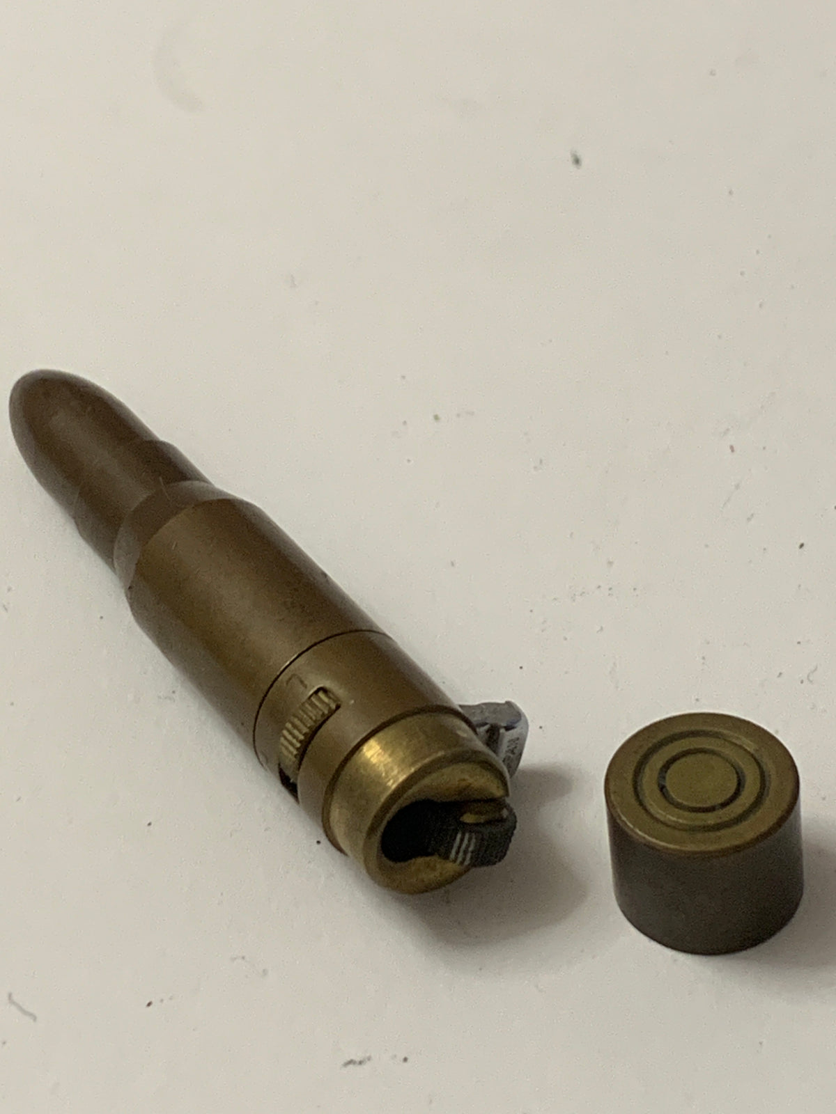 Accendino vintage a forma di proiettile in metallo dorato