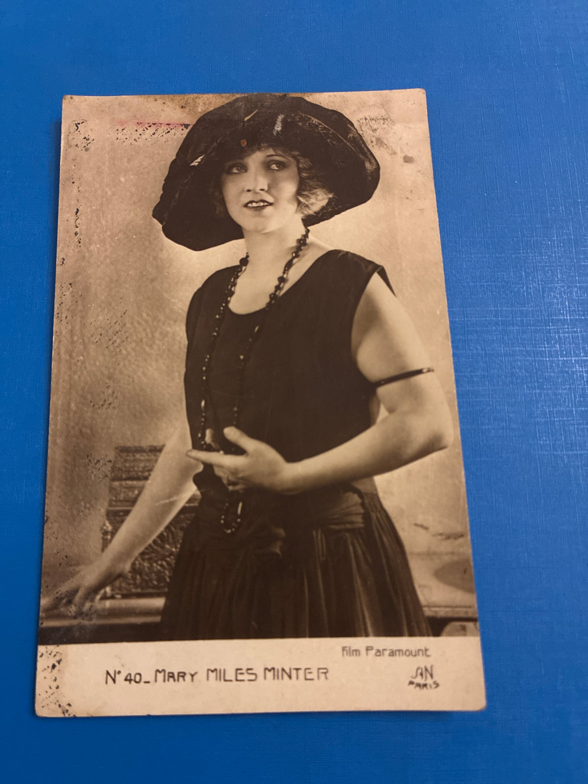 Cartolina fotografica d'epoca della diva del cinema muto Mary Miles Minter edita dalla collana francese SAN Paris per la Film Paramount