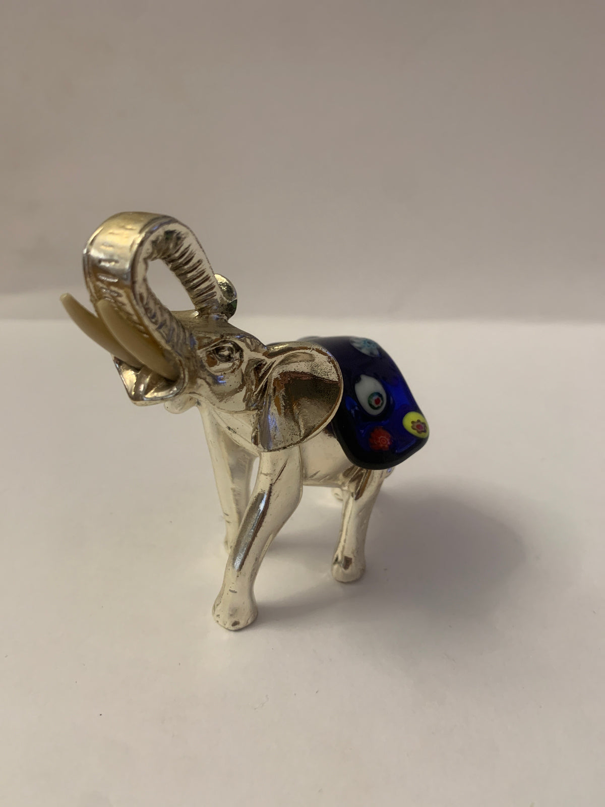 Statuina Elefante Portafortuna in Metallo Placcato Argento e Vetro di Murano con Murrine