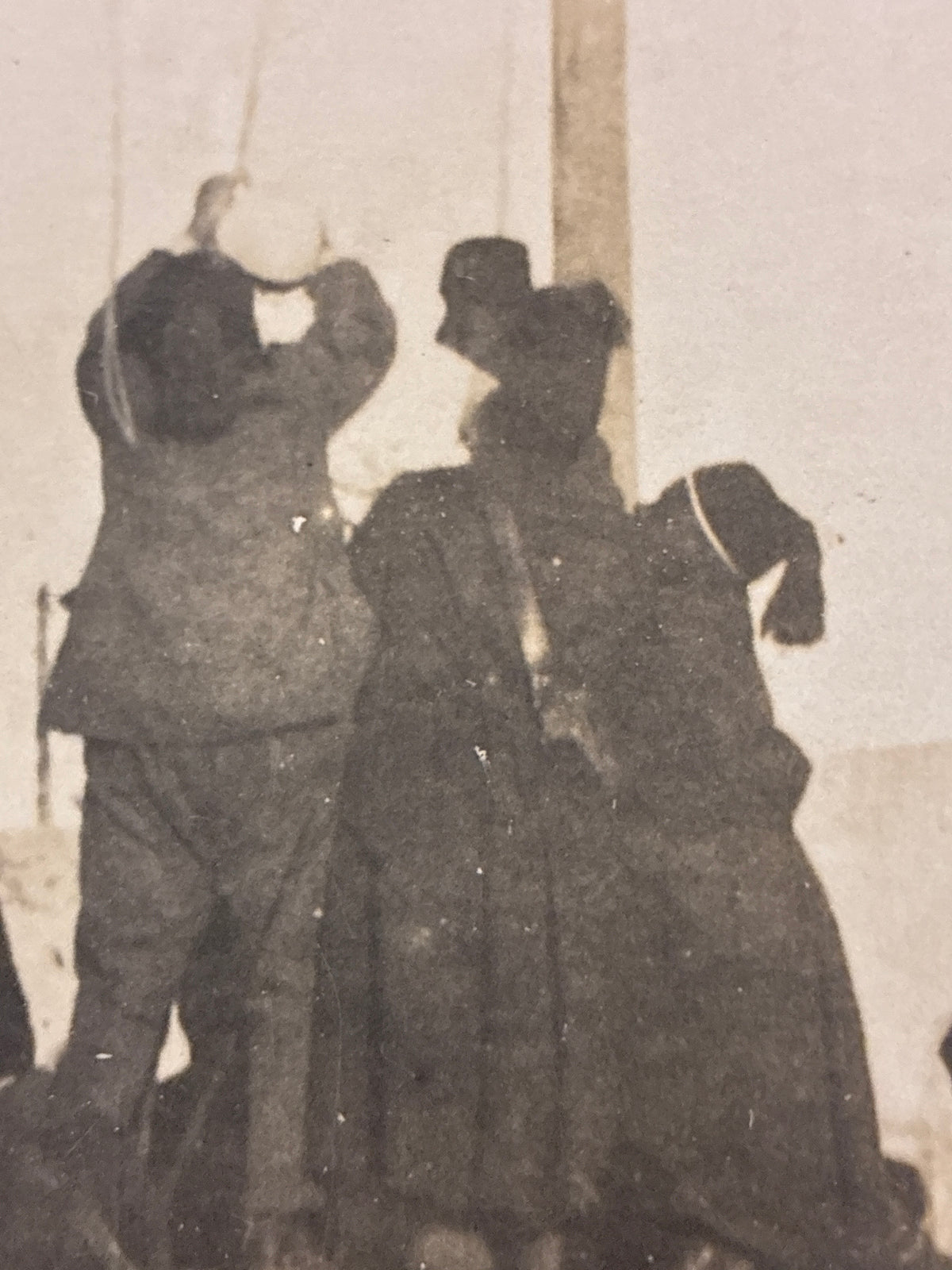 Cartolina fotografica d'epoca coloniale con scena di impiccagione pubblica in Libia e militari italiani di guardia.