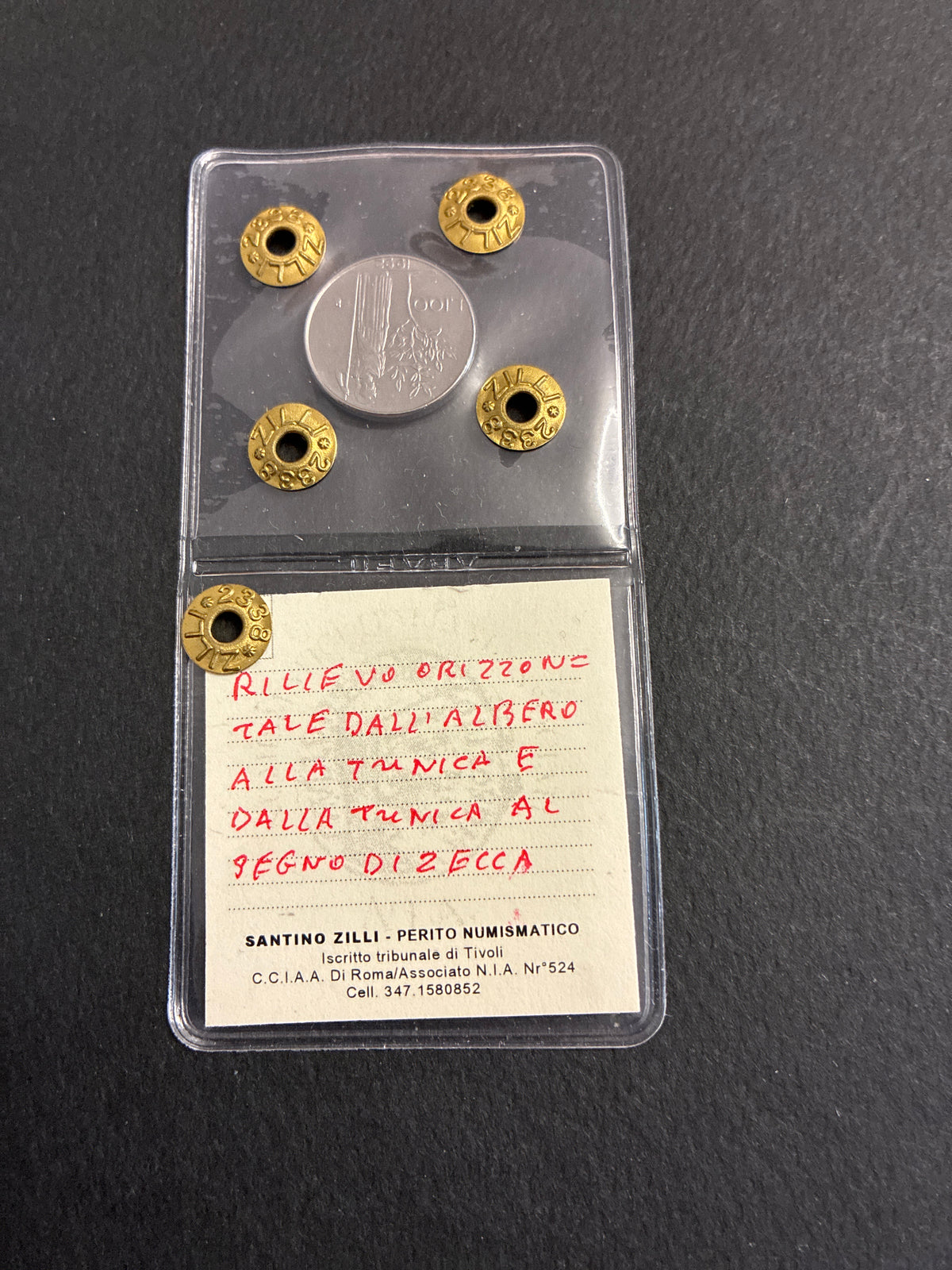 Moneta da 100 Lire 1992 Periziata Zilli - Errore di Conio: I Nr 99 Chiusi e Riga di Metallo in Rilievo Orizzontale FDC