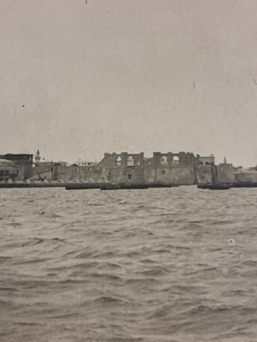 Veduta panoramica del porto e del Castello Rosso di Tripoli dal mare