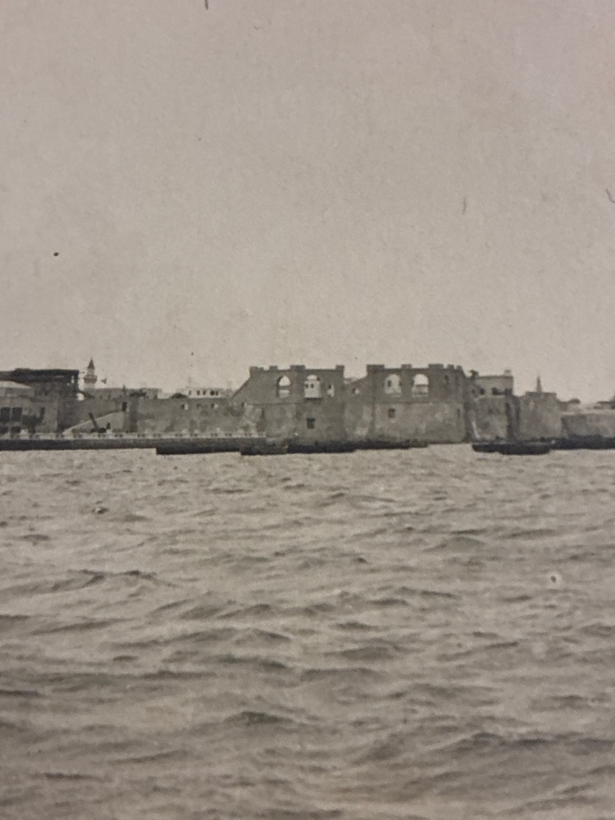 Veduta panoramica del porto e del Castello Rosso di Tripoli dal mare