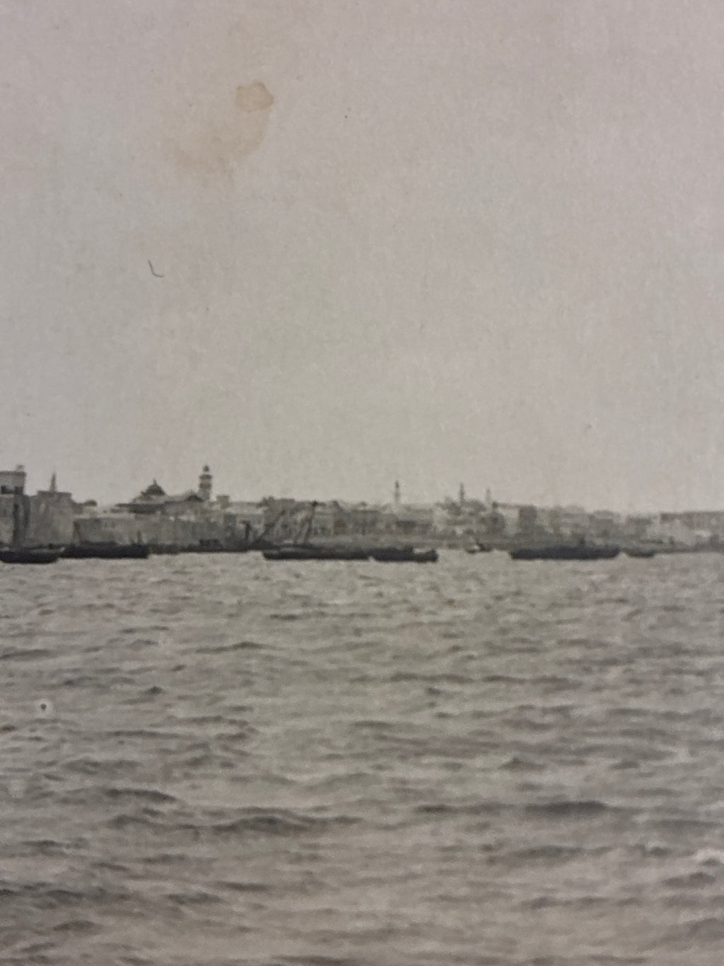 Veduta panoramica del porto e del Castello Rosso di Tripoli dal mare
