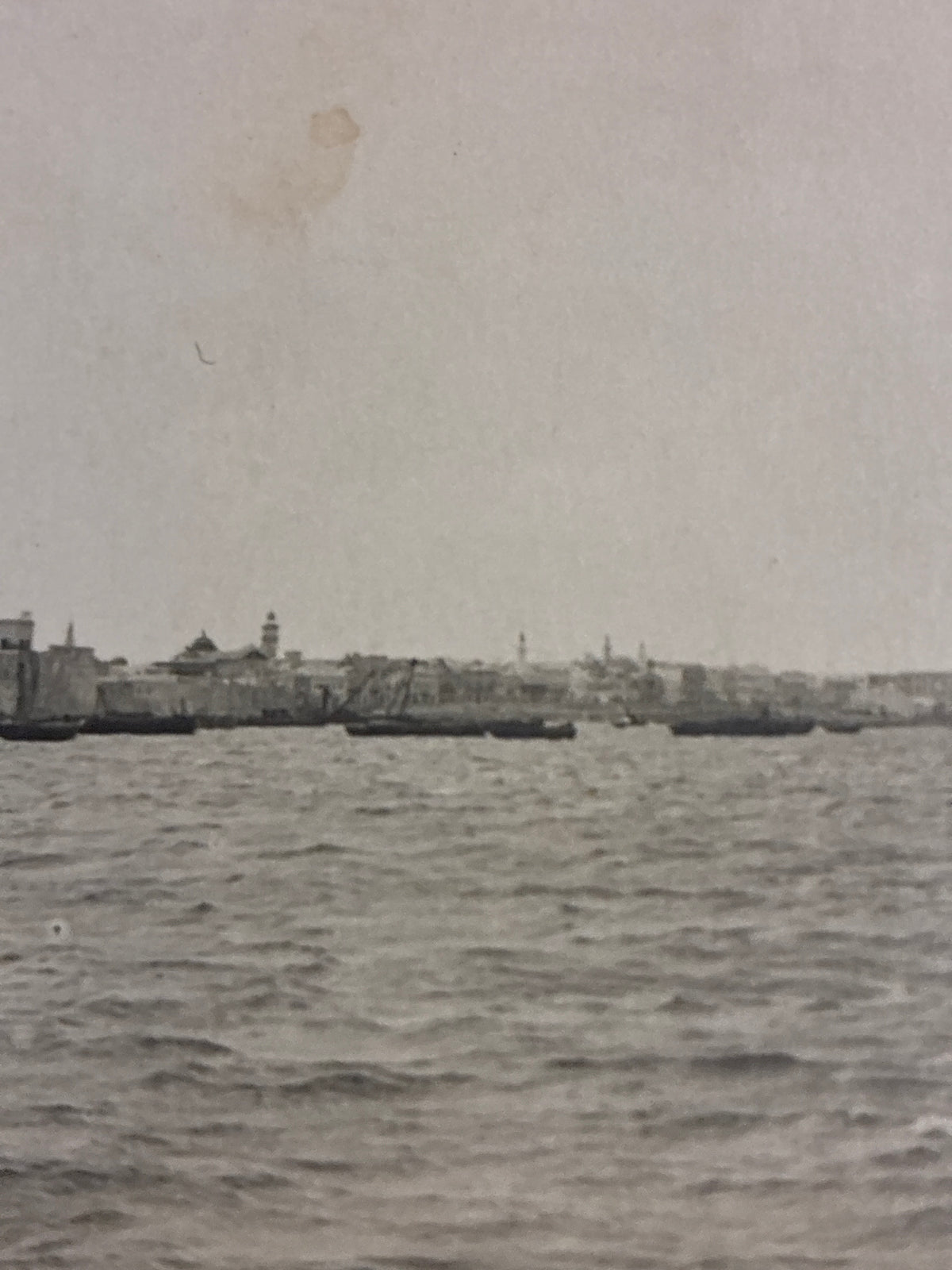 Veduta panoramica del porto e del Castello Rosso di Tripoli dal mare