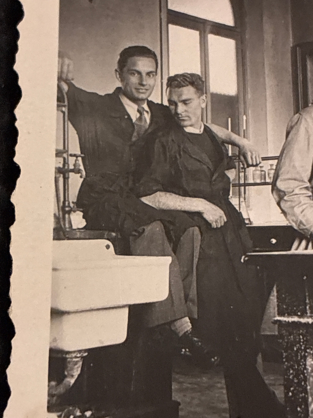 FOTO EPOCA 1936 LABORATORIO DI CHIMICA ORGANICA CON CARLO DABALÀ IN UNIVERSITÀ