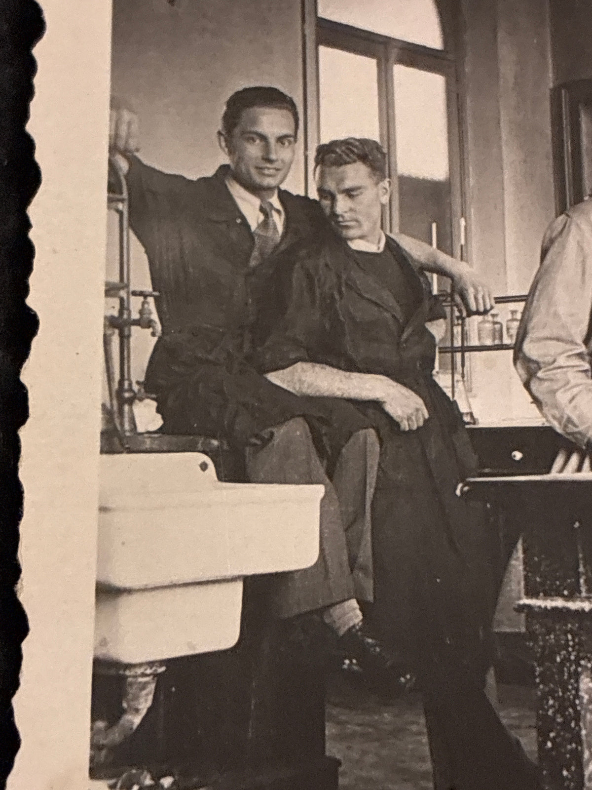 FOTO EPOCA 1936 LABORATORIO DI CHIMICA ORGANICA CON CARLO DABALÀ IN UNIVERSITÀ
