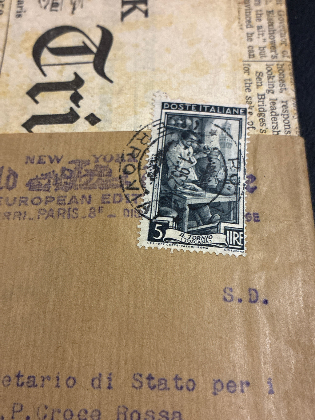 Fascetta postale del 1952 del New York Herald Tribune (Ediz. Europea) con eventi storici su Eisenhower e la Crisi Francese (Auriol) e francobollo "Italia al Lavoro" da 5 Lire