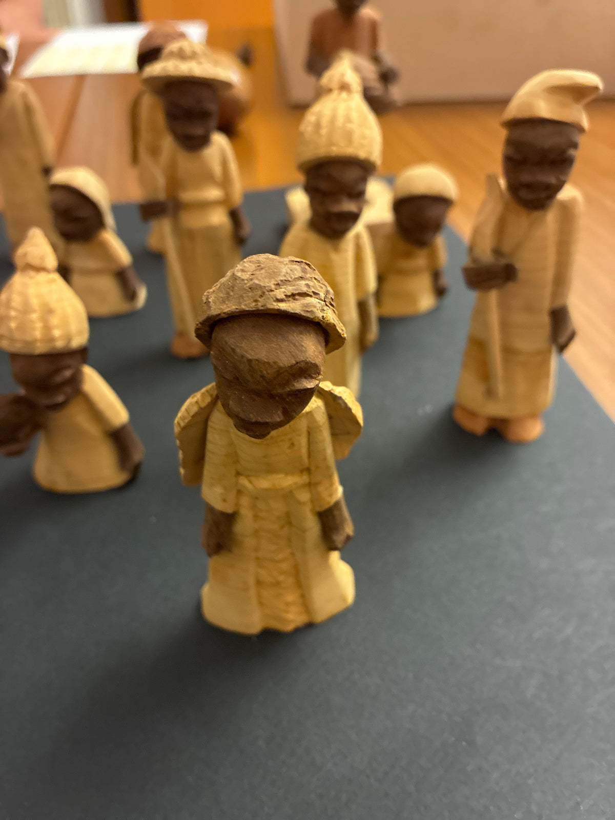 Presepe etnico africano ( lotto) in legno di balsa e fibre naturali intagliato e dipinto a mano