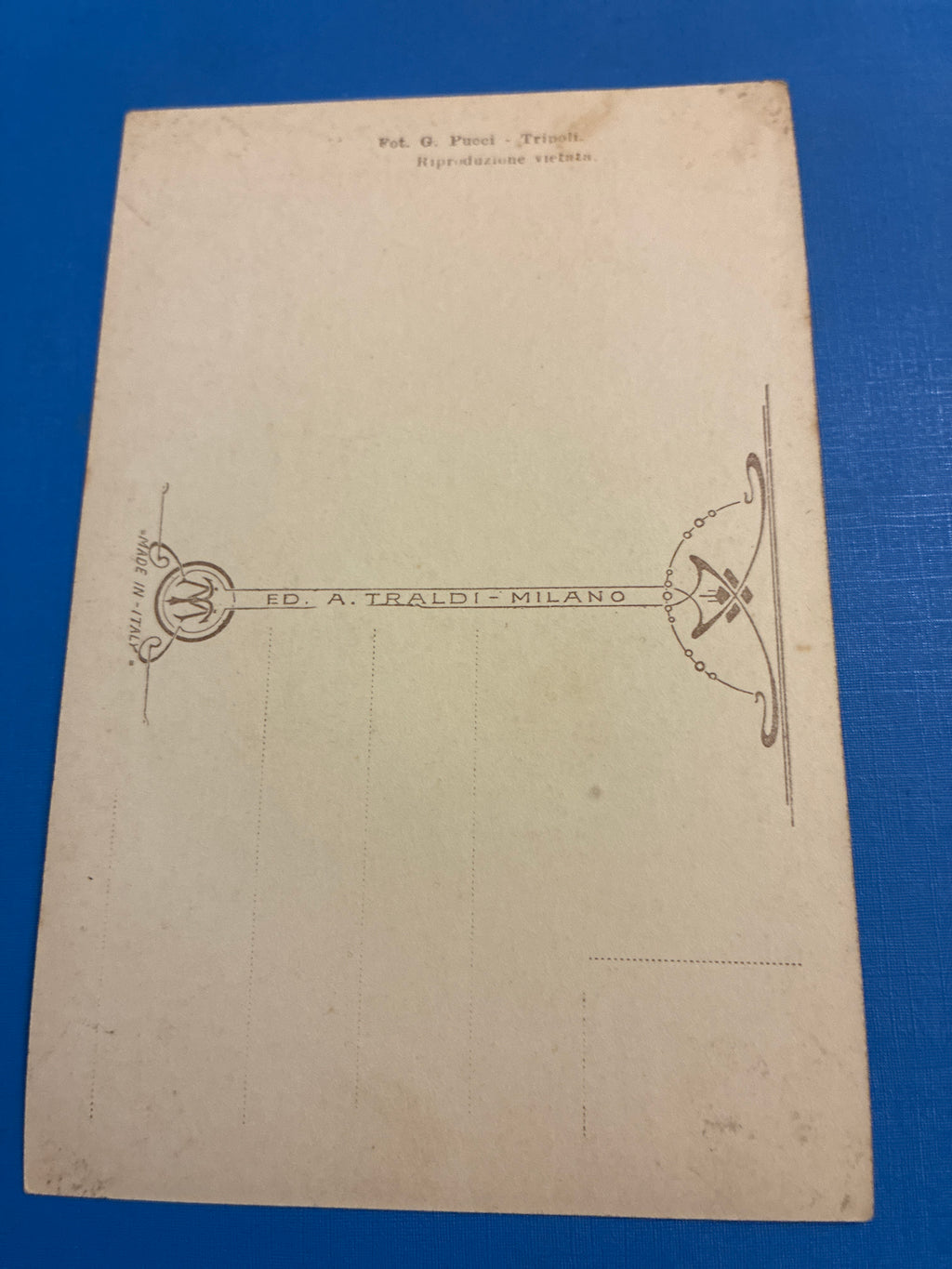 Cartolina postale d'epoca coloniale con veduta notturna animata del Suk el Turch a Tripoli in Libia edita da A. Traldi Milano su fotografia di G. Pucci Tripoli