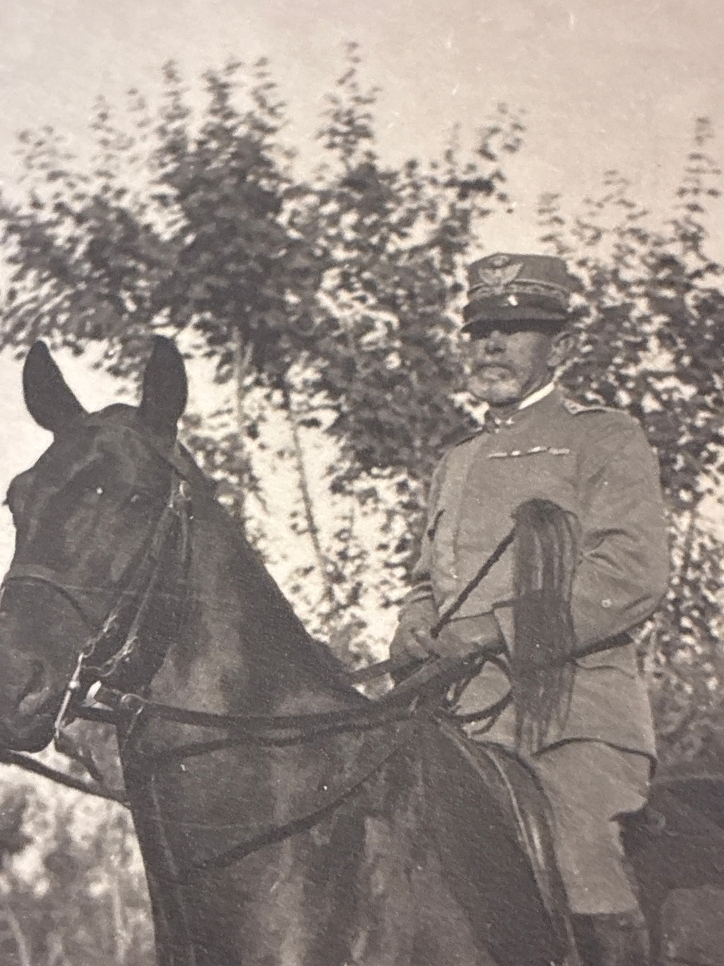 S.A.R. Emanuele Filiberto di Savoia-Aosta, il "Duca Invitto", a cavallo in prima linea – Rara fotografia originale d'epoca sviluppata al fronte