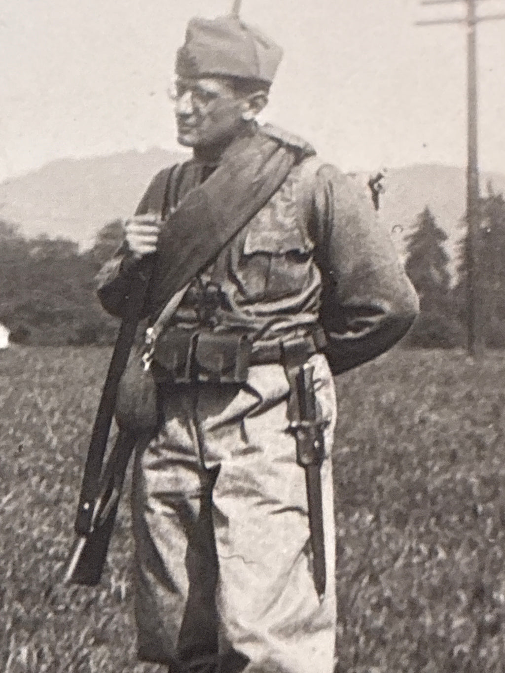 Coppia di fanti del Regio Esercito Italiano in pieno assetto di guerra d'ordinanza