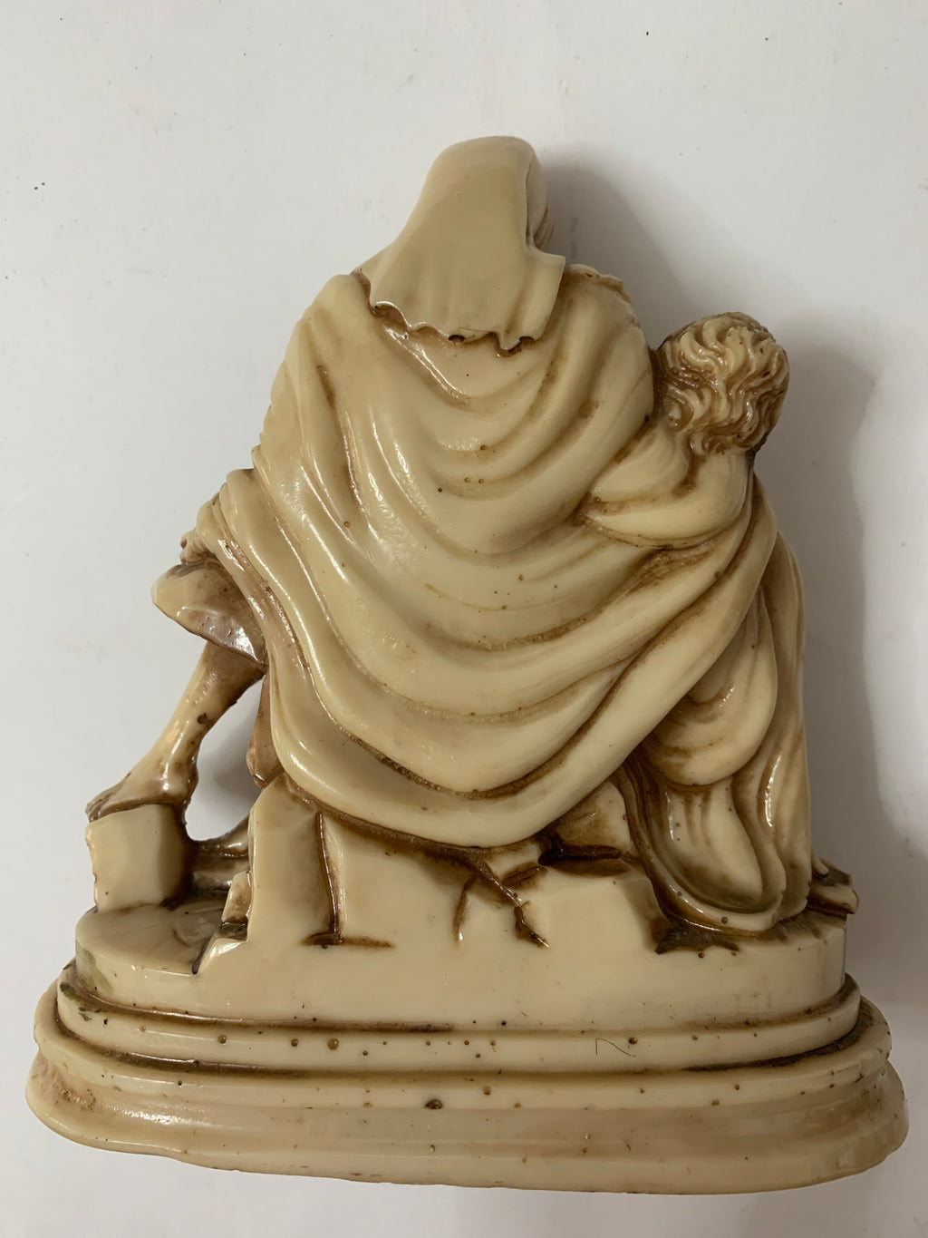 Scultura Pietà di Michelangelo Vintage – Statuetta Sacra in Resina Effetto Avorio