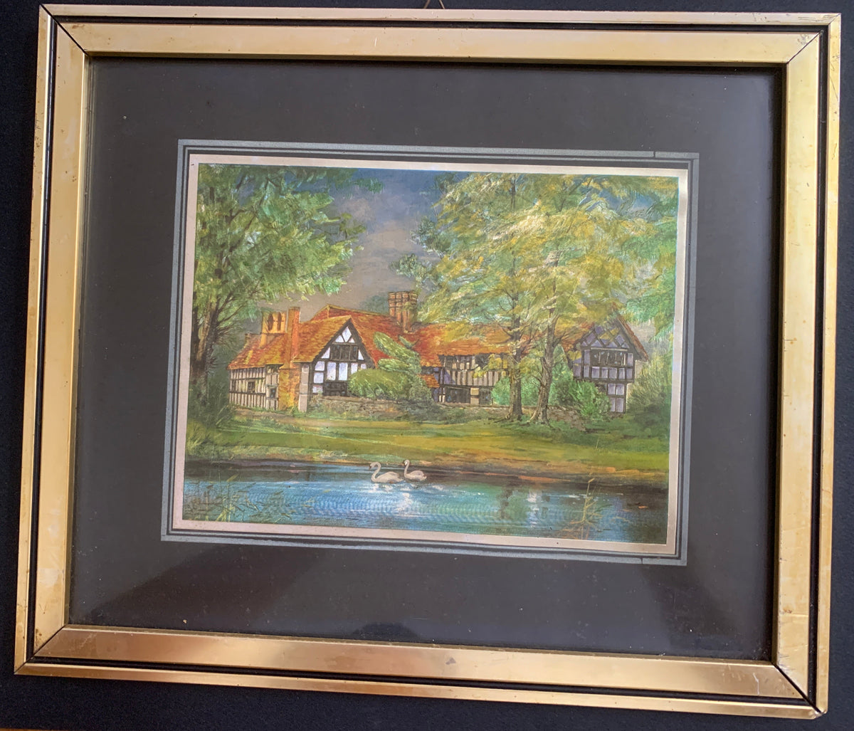 Quadretto Vintage Paesaggio Inglese con Cottage Tudor e Cigni sul Lago
