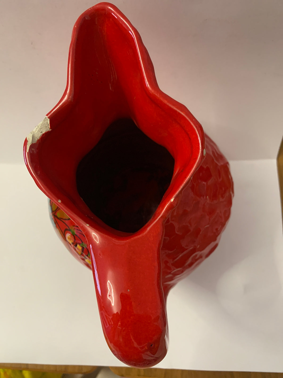 Brocca vintage in ceramica rossa con decoro floreale dipinto a mano.