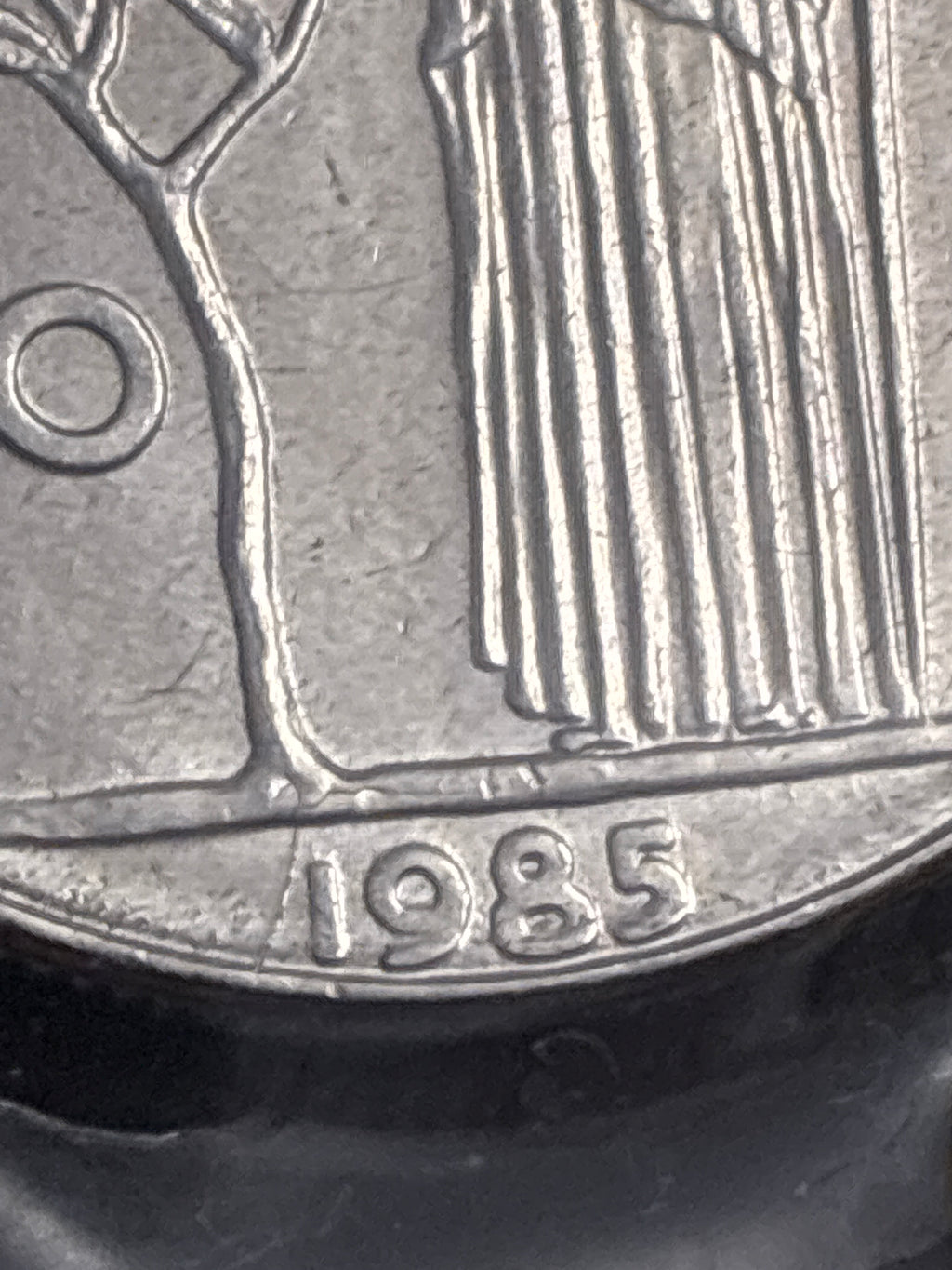 100 Lire 1985 Minerva Rara con Riga di Metallo in Rilievo prima della Data Periziata Q.FDC