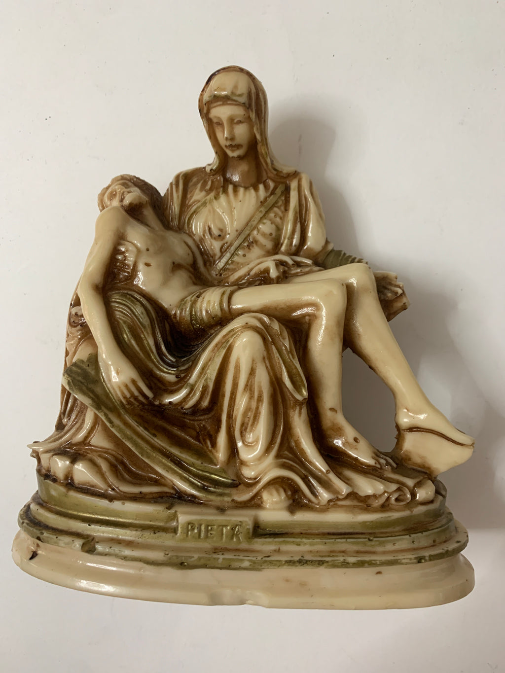 Scultura Pietà di Michelangelo Vintage – Statuetta Sacra in Resina Effetto Avorio