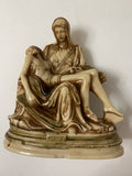 Scultura Pietà di Michelangelo Vintage – Statuetta Sacra in Resina Effetto Avorio