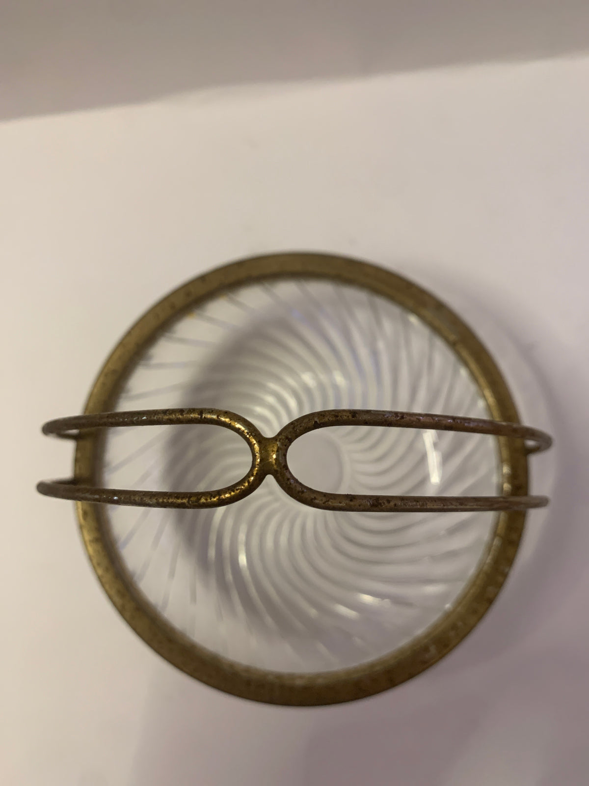 Cestino / Ciotola vintage in vetro lavorato a spirale con manico e bordo in metallo/ottone