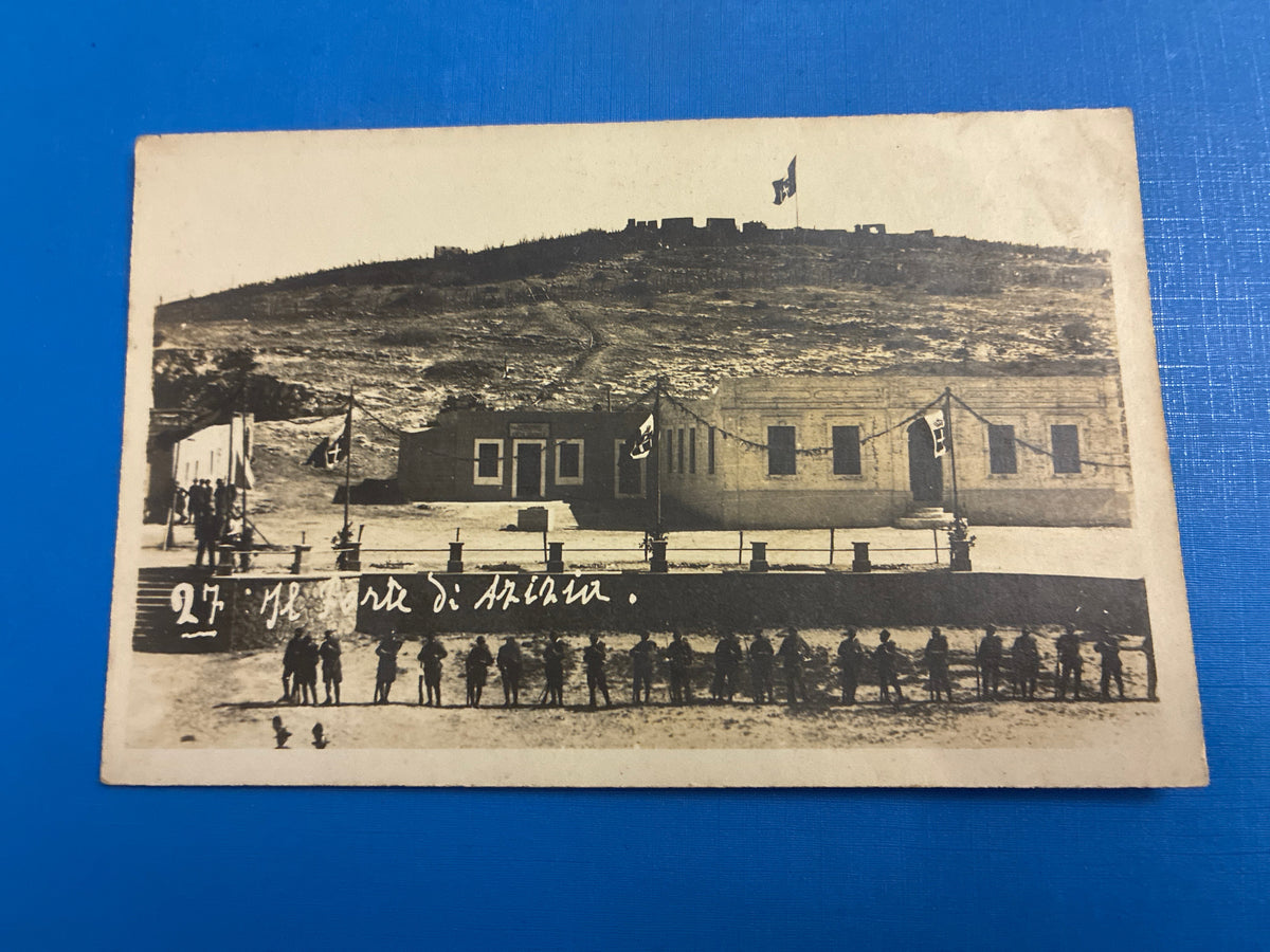 Cartolina postale italiana d'epoca coloniale del 1918 con truppe in linea davanti al fortino militare di Azizia in Libia.