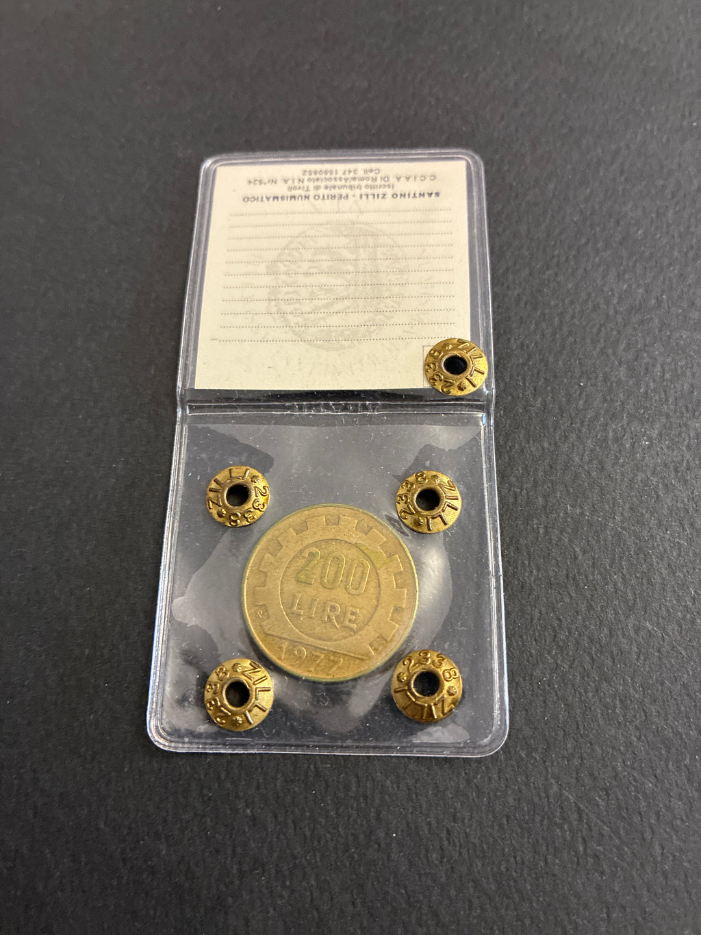 200 Lire 1977 "Lavoro" Errore Mezzaluna Incusa Sotto il Collo in Perizia