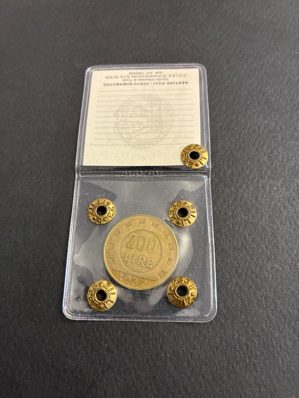 200 Lire 1977 "Lavoro" Errore Mezzaluna Incusa Sotto il Collo in Perizia