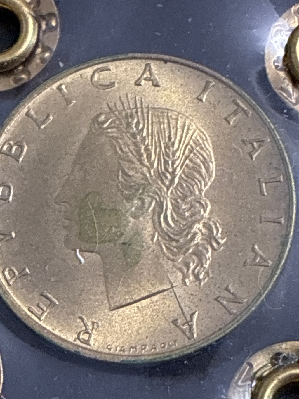 Moneta da 200 Lire 1983 Periziata Zilli - Errore di Conio: Riga di Metallo in Rilievo dal Collo al Bordo Verticale Q.FDC
