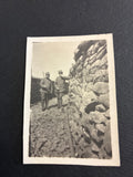 S.A.R. il Duca d'Aosta osserva il Monte San Michele dalla trincea – Rara fotografia originale d'epoca sviluppata al fronte
