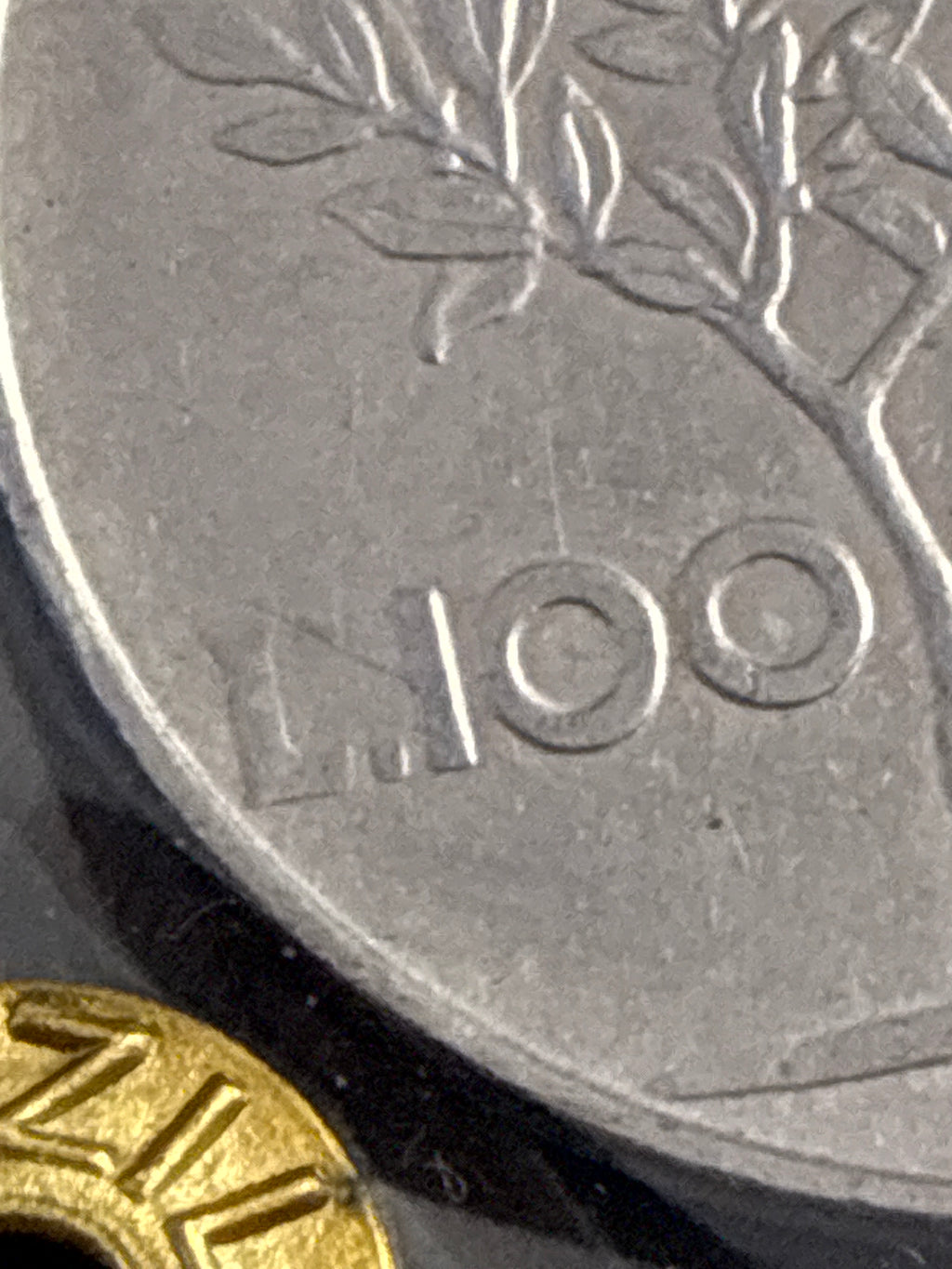 Moneta periziata da 100 Lire 1964 Minerva - Variante con errori di conio "Riga di metallo in rilievo obliqua" e difetti sulla data - Grado BB / NC