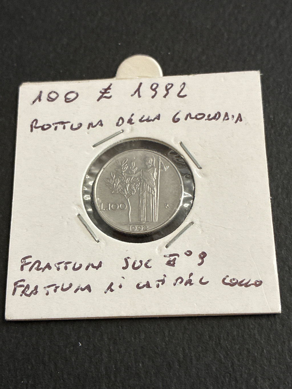 100 lire del 1982 Minerva errore rottura della grondaia e piccole fratture multiple al dritto e sul numero 9