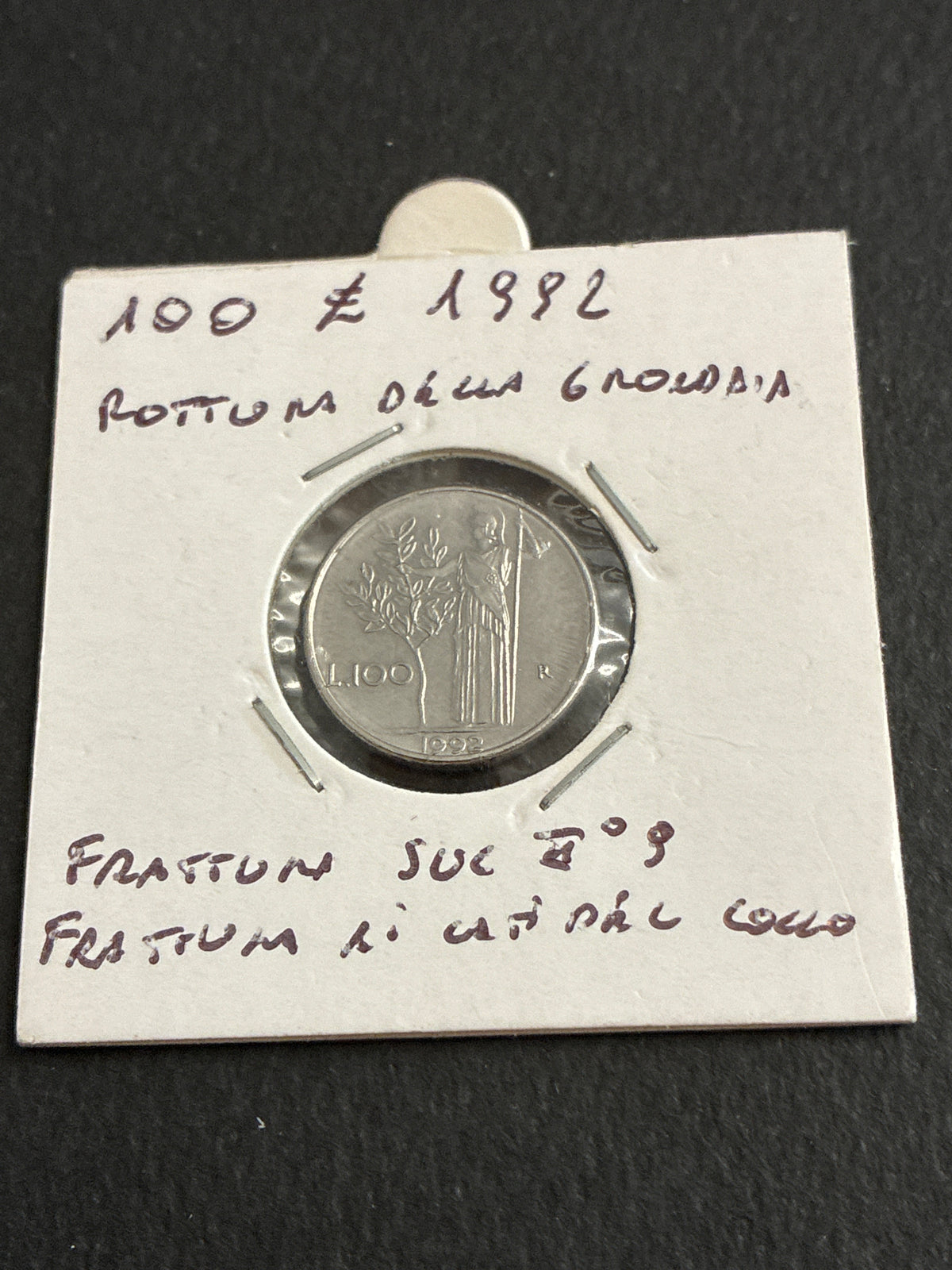 100 lire del 1982 Minerva errore rottura della grondaia e piccole fratture multiple al dritto e sul numero 9